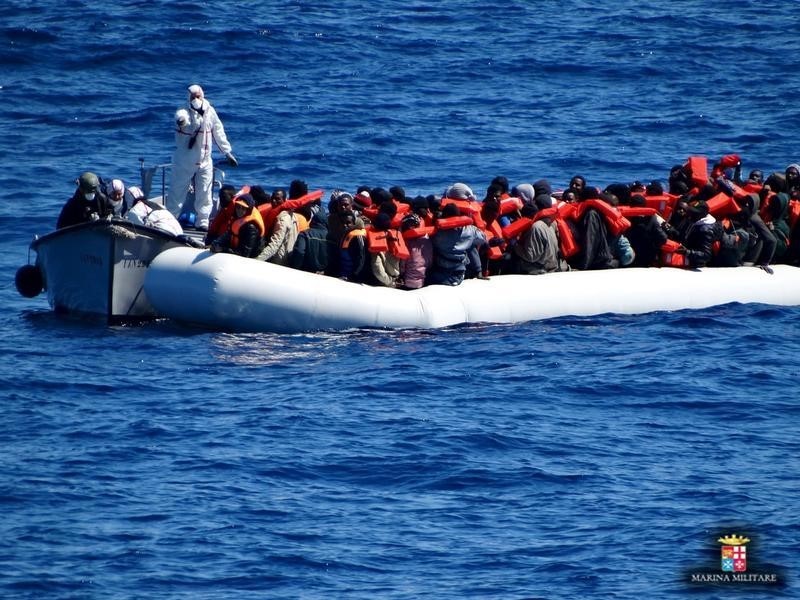 © Reuters. إنقاذ 366 مهاجرا من قوارب في البحر المتوسط وأنباء عن مقتل 20