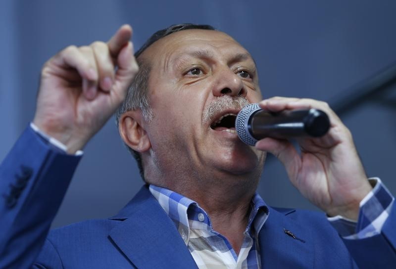 © Reuters. إردوغان يقول تركيا قد تبحث تطبيق عقوبة الإعدام بعد محاولة الانقلاب