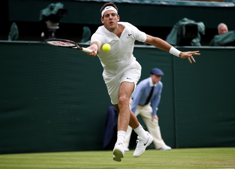 © Reuters. En la imagen, el tenista argentino Juan Martin Del Potro durante un partido frente al suizo Stan Wawrinka. 1 de julio, 2016.