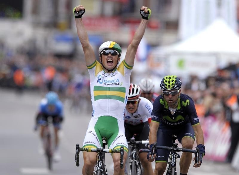 © Reuters. Orica-GreenEdge rider Gerrans of Australia celebrates after winning the Liege-Bastogne-Liege Classic cycling race front of Movistar team rider Valverde of Spain in Ans