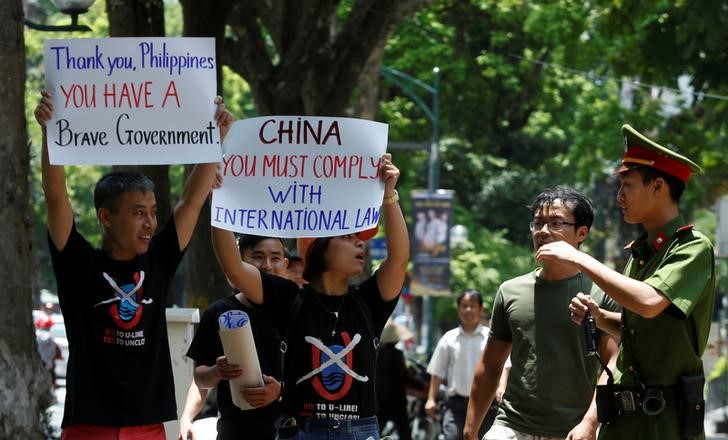 © Reuters. اعتقال متظاهرين من فيتنام احتجوا على موقف بكين من حكم بحر الصين الجنوبي