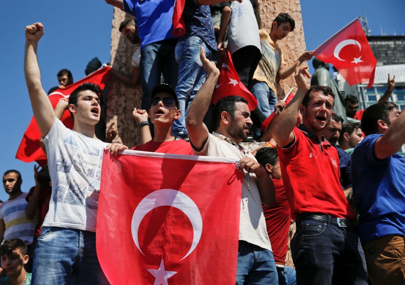 © Reuters. ANÁLISIS-Intento de golpe en Turquía, una extraña chapuza al estilo siglo XX