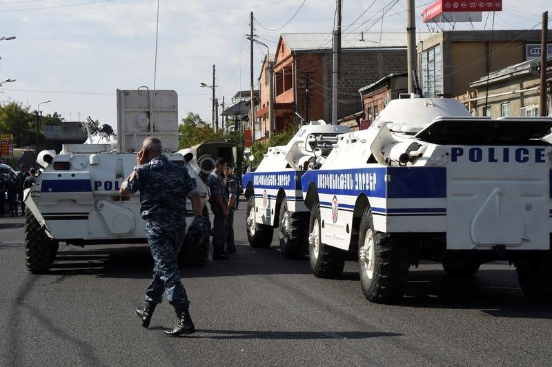 © Reuters. جهاز الأمن: مسلحون يسيطرون على مركز للشرطة ويحتجزون رهائن في أرمينيا