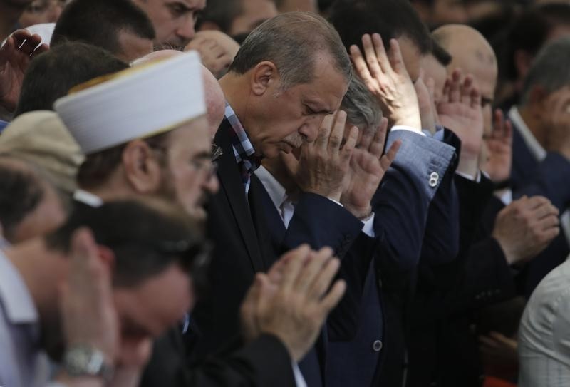 © Reuters. Erdogan dice que continuará limpiando "el virus" de las instituciones estatales
