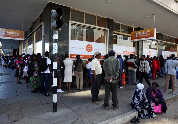 © Reuters. وزير مالية زيمبابوي: العقوبات السبب في أزمة السيولة