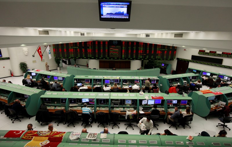 © Reuters. Traders work during the afternoon session at the Stock Exchange in Istanbul