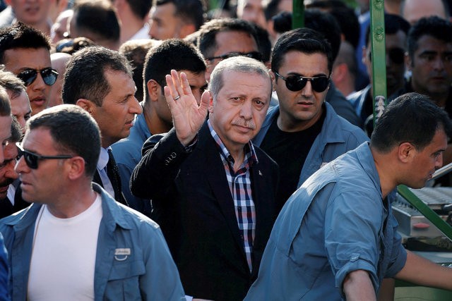 © Reuters. Turkish President Recep Tayyip Erdogan waves to the crowd following a funeral service for a victim of the thwarted coup in Istanbul