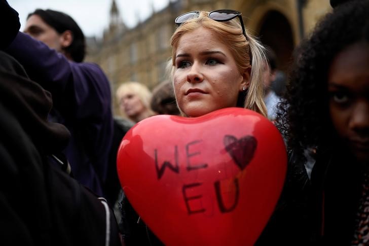 © Reuters. Demonstrators listen to speeches outside the Houses of Parliament as they take part in a protest aimed at showing London's solidarity with the European Union following the recent EU referendum, in central London