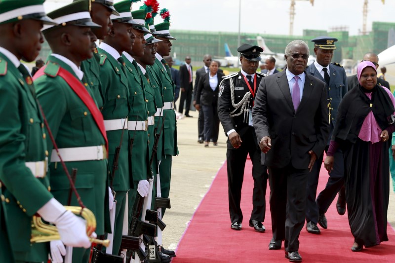 © Reuters. Sao Tome and Principe's President Manuel Pinto da Costa arrives at the airport in Abuja