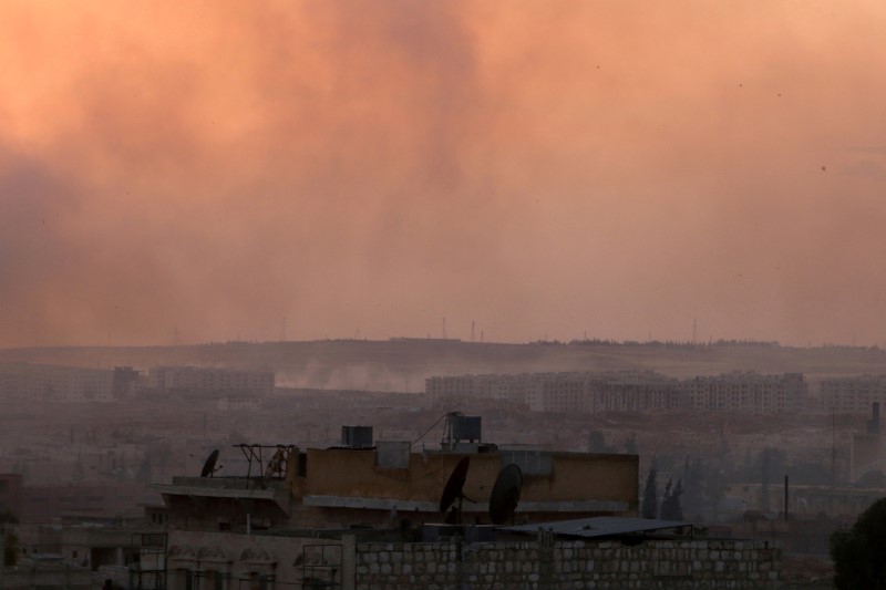 © Reuters. Smoke rises after airstrikes on Aleppo's Castello road, Syria