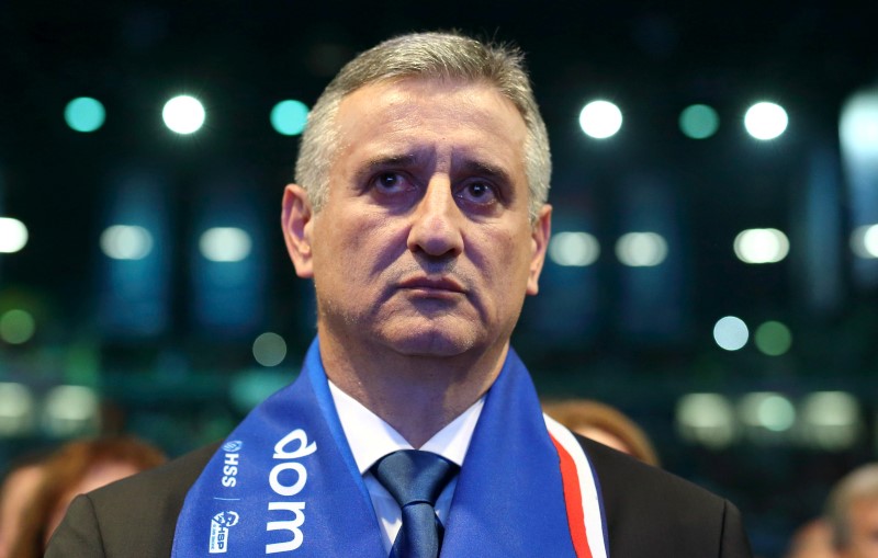 © Reuters. Tomislav Karamarko, president of Croatian Democratic Union (HDZ) party, listens to the national anthem during an election rally at Arena in Zagreb