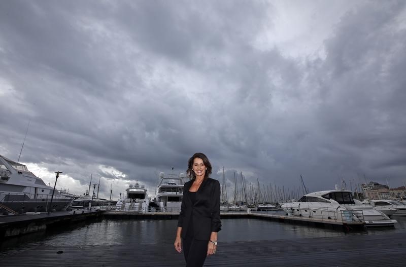 © Reuters. Romanian former gymnast star Nadia Comaneci poses during a photocall for the television reality show "Tumble" during the annual MIPCOM television programme market in Cannes