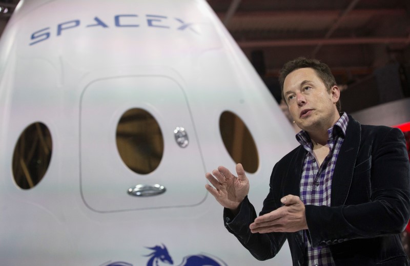 © Reuters. File photo of SpaceX CEO Musk speaking after unveiling the Dragon V2 spacecraft in Hawthorne