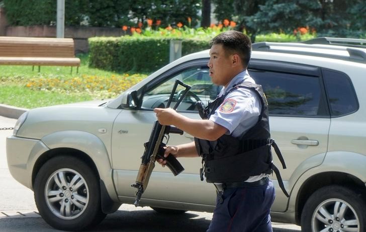 © Reuters. Полицейский на улице Алма-Аты