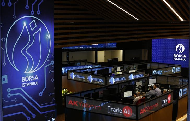 © Reuters. Traders work at their desks on the floor of the Borsa Istanbul