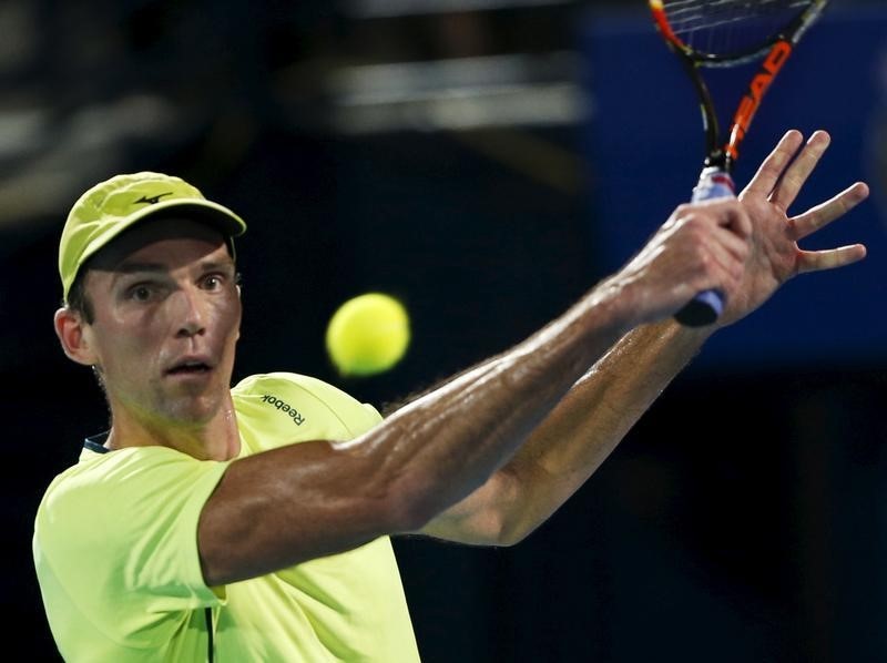 © Reuters. Philippine Mavericks' Karlovic hits a return to Micromax Indian Aces' Tomic during their match at the International Premier Tennis League (IPTL) in Dubai