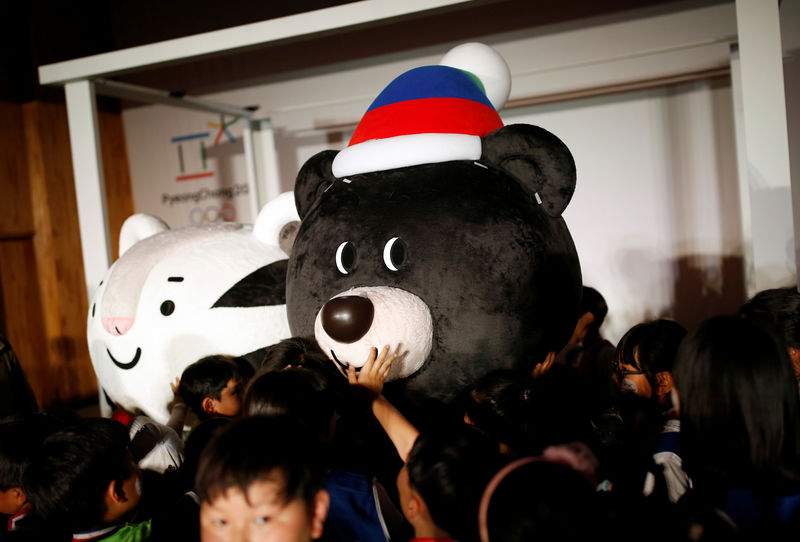 © Reuters. The mascots for the 2018 Pyeongchang Winter Olympics "Soohorang" and "Bandabi" are surrounded by elementary school students during their launching ceremony in Pyeongchang