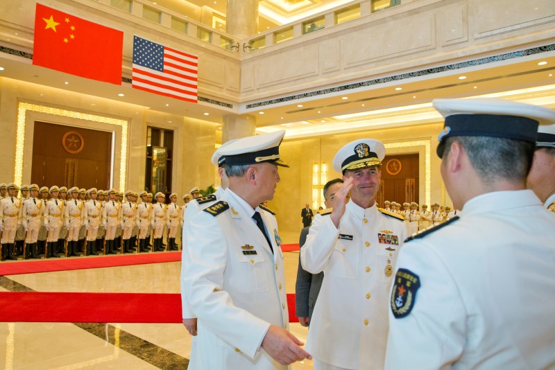 © Reuters. Commander of the Chinese navy, Admiral Wu introduces his officers to U.S. Chief of Naval Operations Admiral Richardson during a welcome ceremony held at the Chinese Navy Headquarters in Beijing