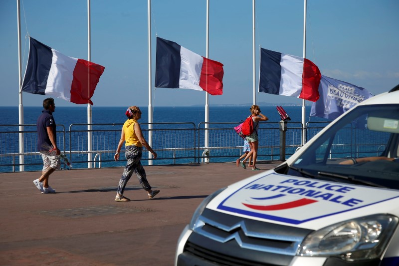 © Reuters. LA STRATÉGIE ANTI-TERRORISME DU GOUVERNEMENT NE CONVAINC PAS