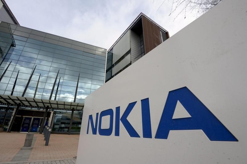 © Reuters. NOKIA, PLUS FORT RECUL DU CAC 40 À MI-SÉANCE