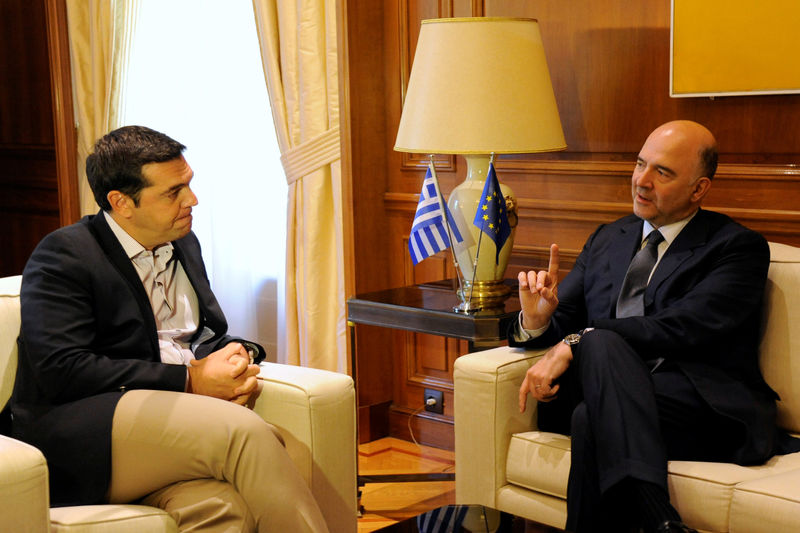 © Reuters. European Economic and Financial Affairs Commissioner Moscovici meets with Greek PM Alexis Tsipras at the Maximos Mansion in Athens