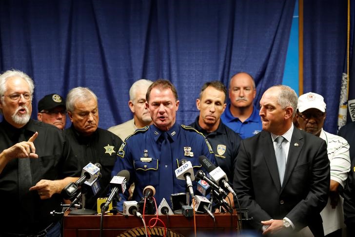 © Reuters. Coronel Mike Edmonson, superintendente da Polícia Estadual da Louisiana, durante entrevista coletiva em Baton Rouge