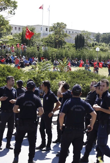 © Reuters. Policiais turcos vistos em Ancara