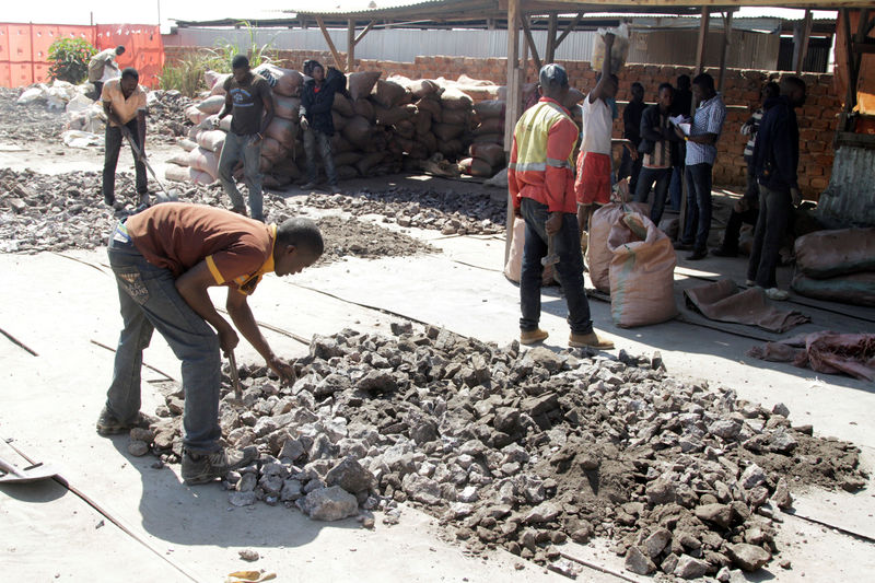 © Reuters. Artisanal miners work at the Tilwizembe outside of Kolwezi