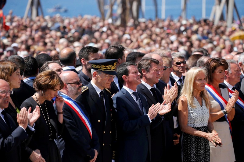 © Reuters. MANUEL VALLS HUÉ À NICE LORS DE L'HOMMAGE AUX VICTIMES