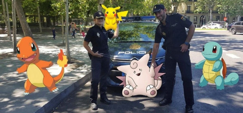 © Reuters. Handout photo of Spanish police posing with "Pokemon Go"  figures