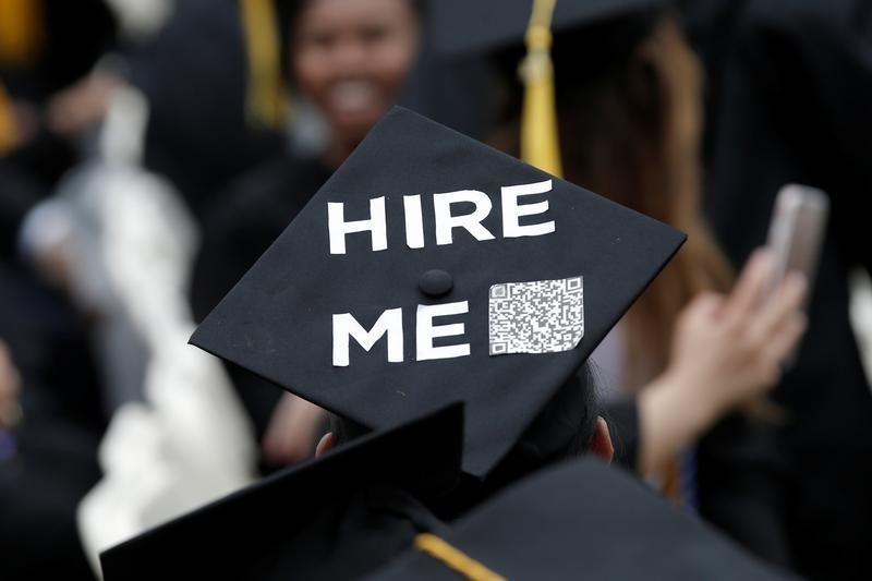 © Reuters. A graduating student of the CCNY wears a message on his cap during the College's commencement ceremony in the Harlem section of Manhattan, New York