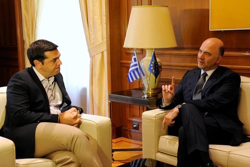© Reuters. European Economic and Financial Affairs Commissioner Moscovici meets with Greek PM Alexis Tsipras at the Maximos Mansion in Athens