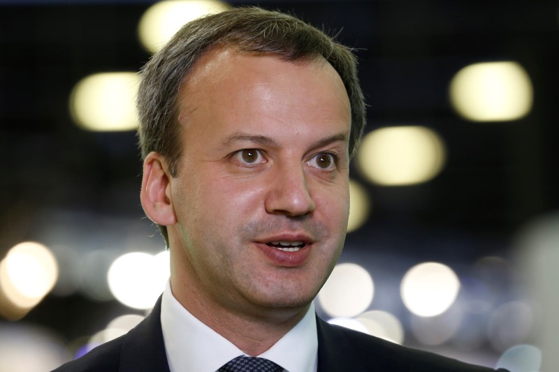 © Reuters. Russian Deputy PM Dvorkovich talks to journalists at St. Petersburg International Economic Forum 2016