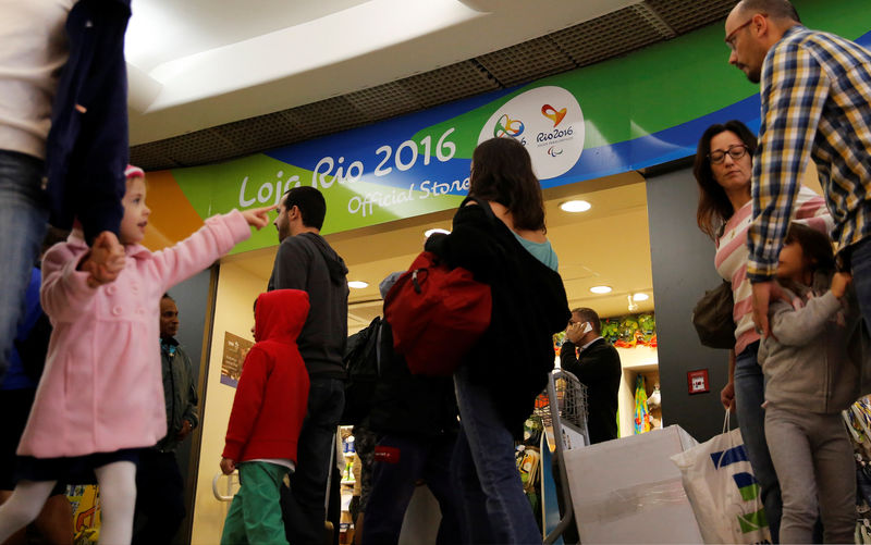 © Reuters. Fila de passageiros vista no aeroporto de Congonhas, São Paulo, após implementação de novas regras de segurança