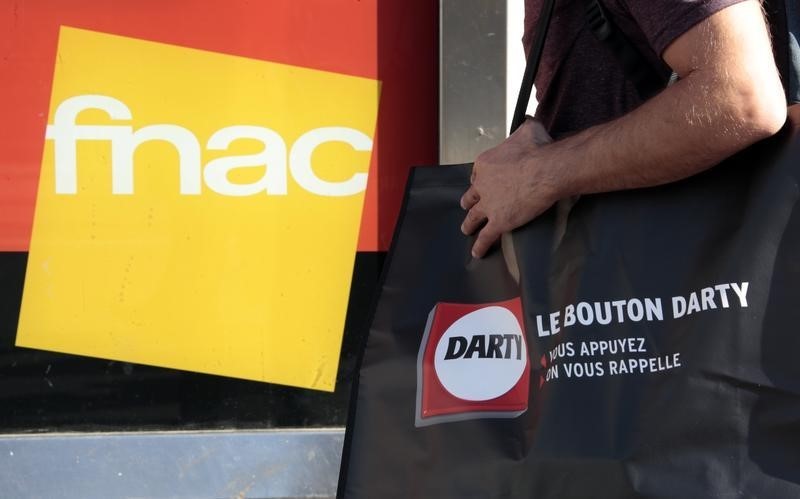 © Reuters. FEU VERT DE LA CONCURRENCE AU RAPPROCHEMENT FNAC-DARTY