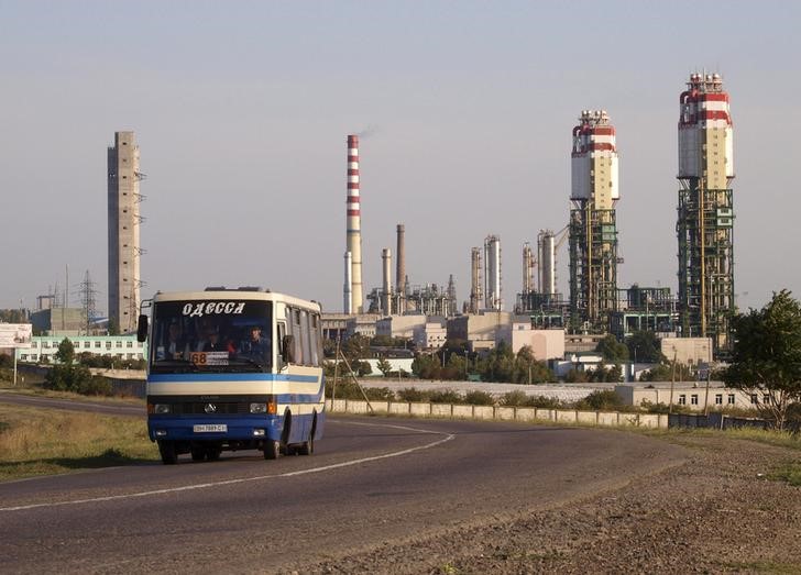 © Reuters. Автобус на фоне Одесского припортового завода.