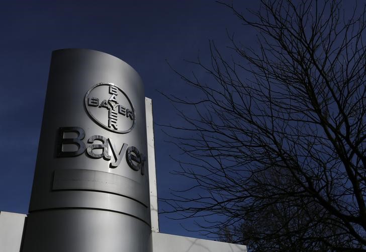 © Reuters. The logo of Bayer AG is pictured at the Bayer Healthcare subgroup production plant in Wuppertal