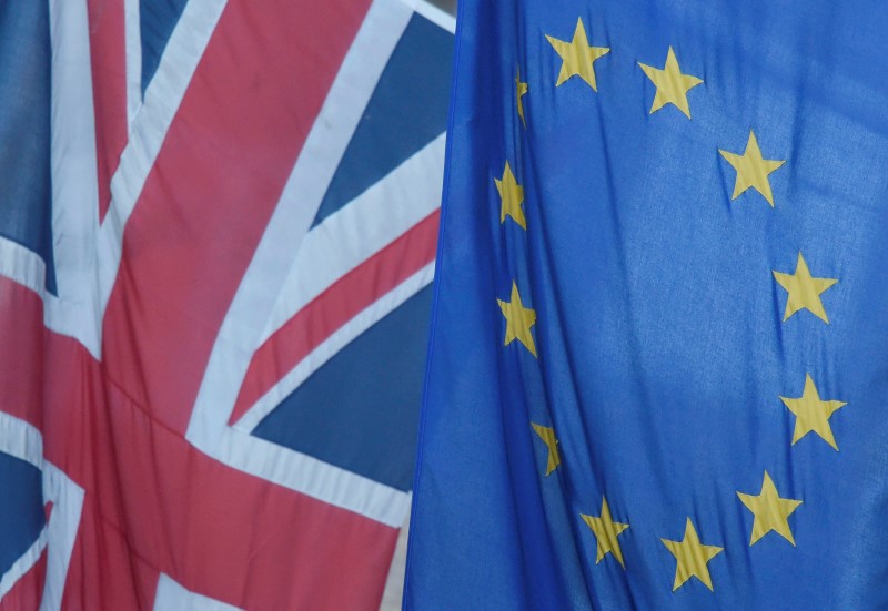 © Reuters. A Union flag flies next to the flag of the European Union in Westminster, London