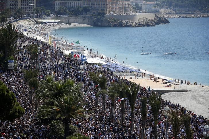 © Reuters. Vista geral de multidão na Promenade des Anglais em Nice