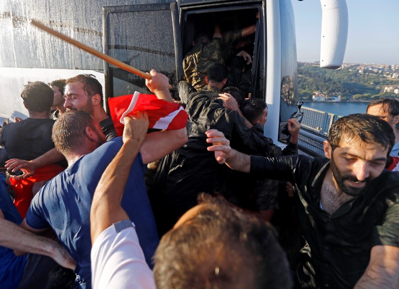 © Reuters. الهواتف ووسائل التواصل الاجتماعي تنقل وحشية الانقلاب الفاشل في تركيا