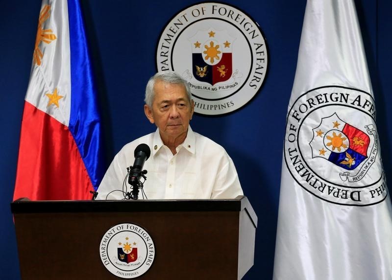 © Reuters. Philippine Foreign Secretary Perfecto Yasay gives a brief statement regarding the tribunal ruling on the South China Sea during a news conference at the Department of Foreign Affairs headquarters in Pasay city, metro Manila