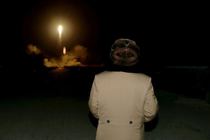 © Reuters. Corea del Norte lanza tres misiles balísticos que vuelan hasta 600 km