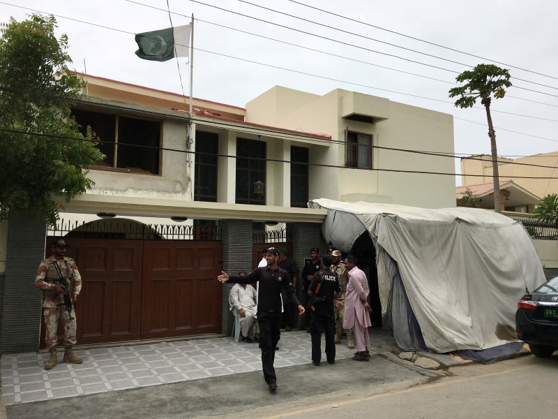 © Reuters. Paramilitary soldiers and police stand guard outside the home of Sindh High Court Chief Justice Sajjad Ali Shah, whose son Awais was kidnapped last month, in Karachi