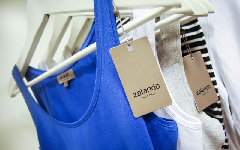 © Reuters. A Zalando label lies on an item of clothing in a showroom of the fashion retailer Zalando in Berlin