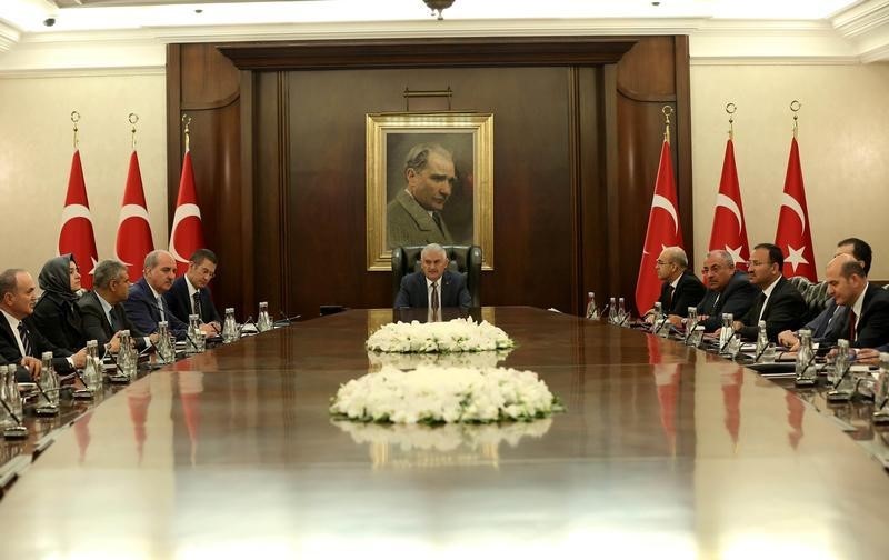 © Reuters. رئيس وزراء تركيا يتعهد بالالتزام بسيادة القانون في محاكمة مدبري الانقلاب