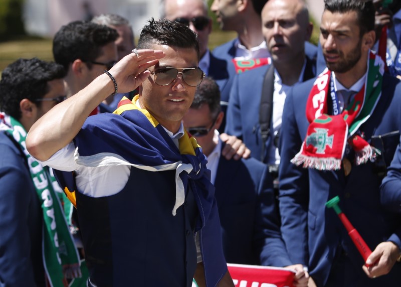 © Reuters. Cristiano Ronaldo and Portugal EURO 2016 team return to Lisbon