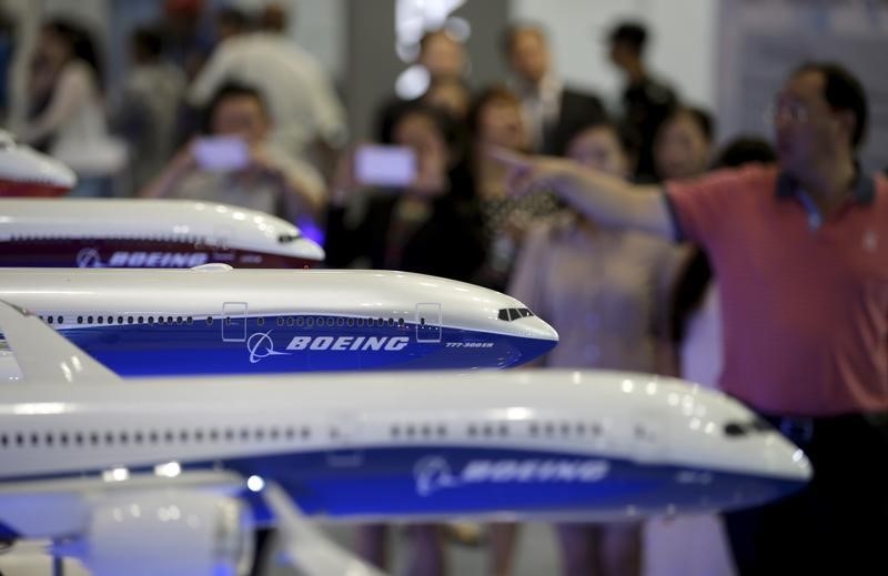 © Reuters. File photo of visitors looking at models of Boeing aircrafts at the Aviation Expo China, in Beijing