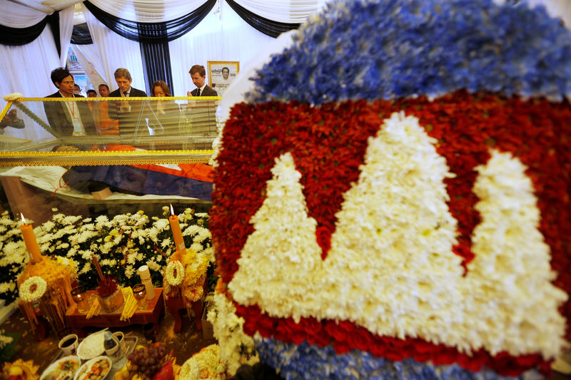 © Reuters. Tom Malinowski walks pays his respect to   Kem Ley at a pagoda in Phnom Penh