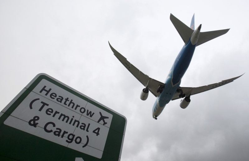 © Reuters. An aircraft  lands at Heathrow Airport near London, Britain