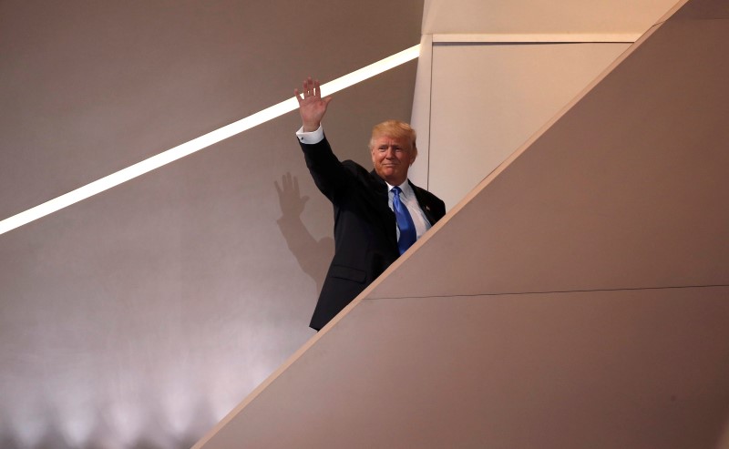 © Reuters. Republican U.S. presidential candidate Donald Trump waves goodbye as he leaves the stage after his wife Melania concluded her remarks at the Republican National Convention in Cleveland